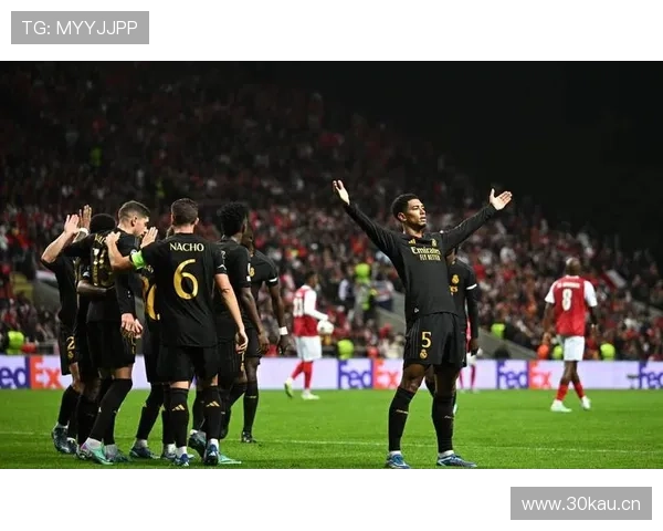 卡瓦哈尔缺席皇马今日合练，肩部受伤的贝林厄姆戴护具训练